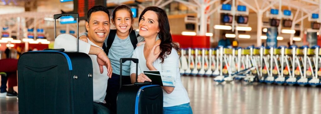 groupe famillle touriste dans un aéroport avec des valises