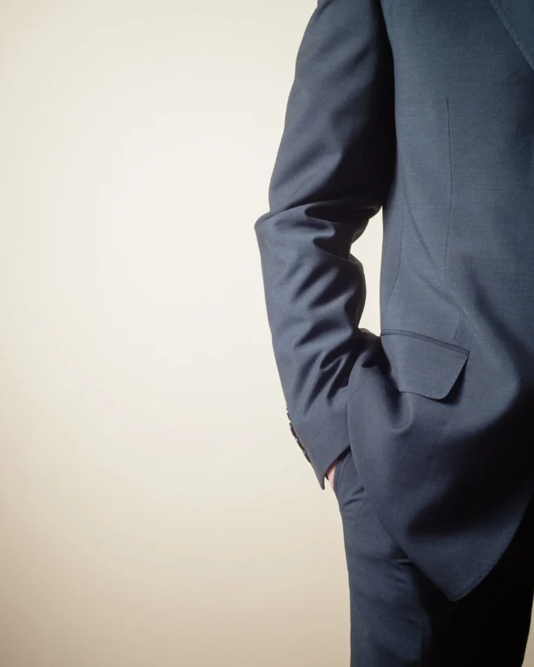 Photo d'un homme en costume