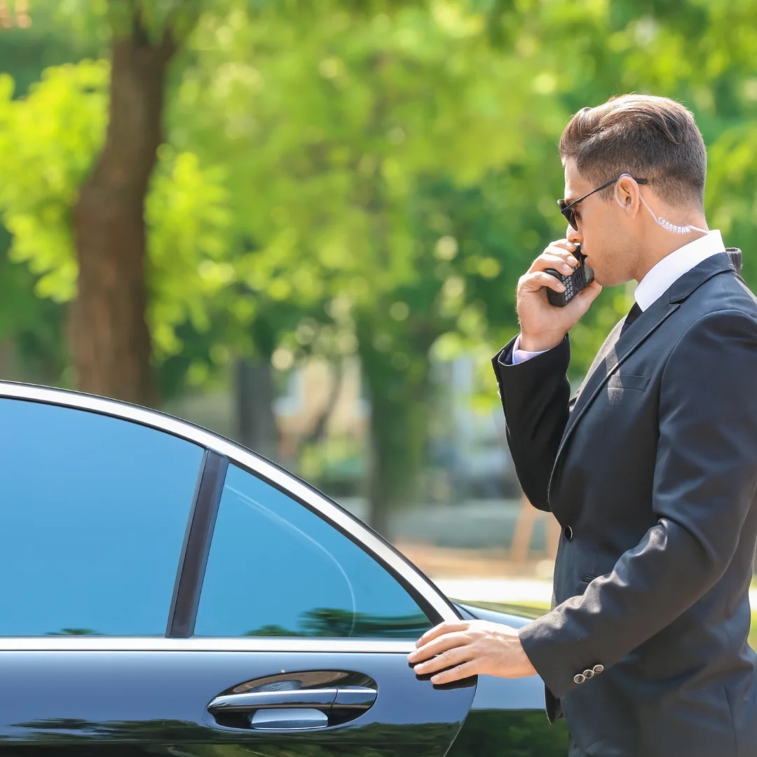 bodyguard communiquant grâce à un talkie-walkie