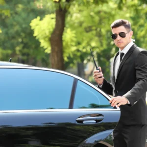 garde du corps ouvrant un portière