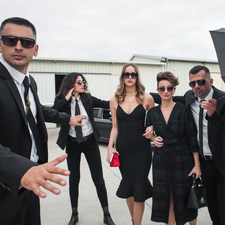 Gardes du corps en action protégeant des clients