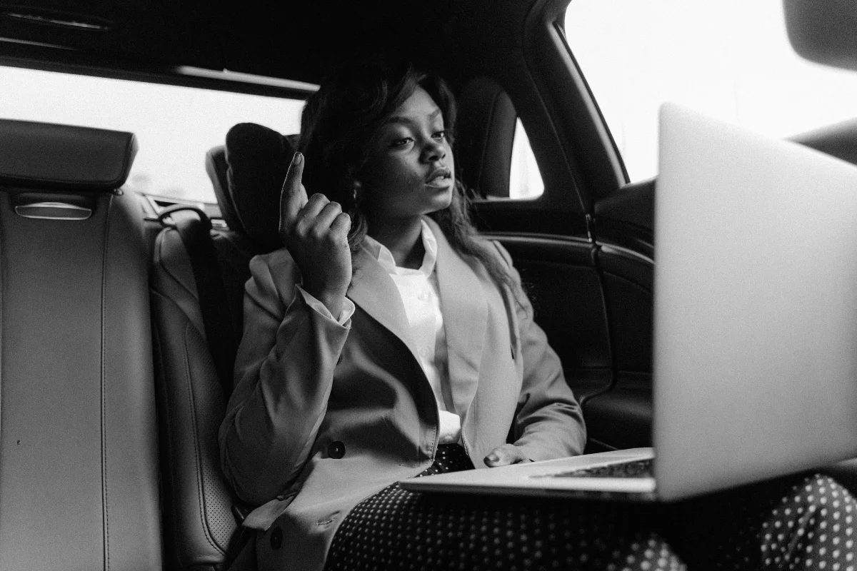 Femme d'affaire en train de travailler sur son ordinateur