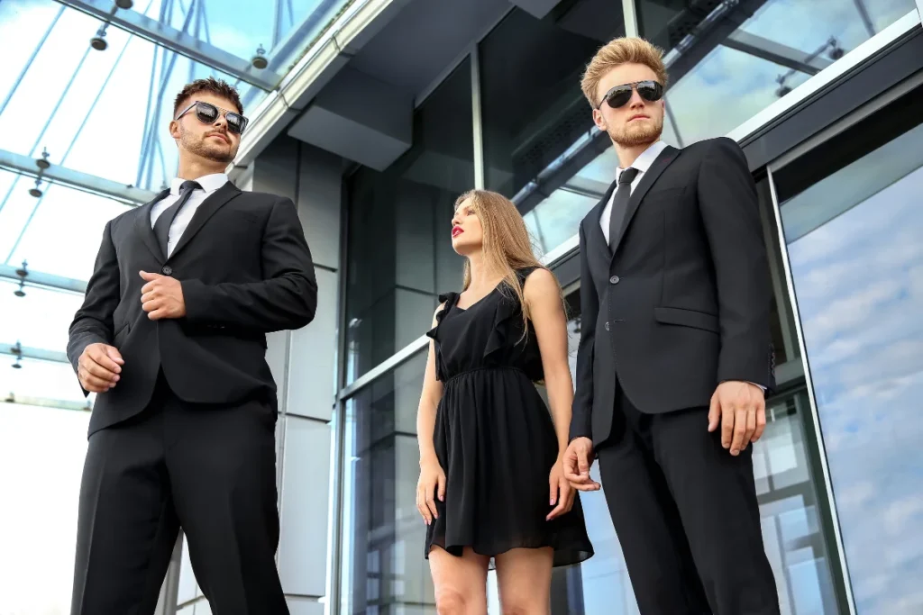 2 hommes en mission avec une cliente