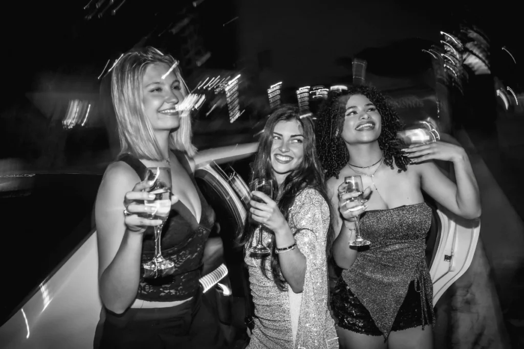 3 femmes faisant la fête