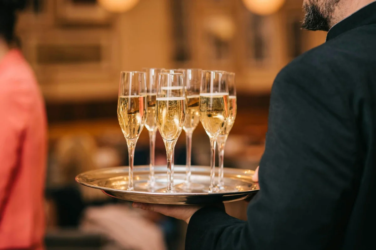 plateau avec des coupes de champagne