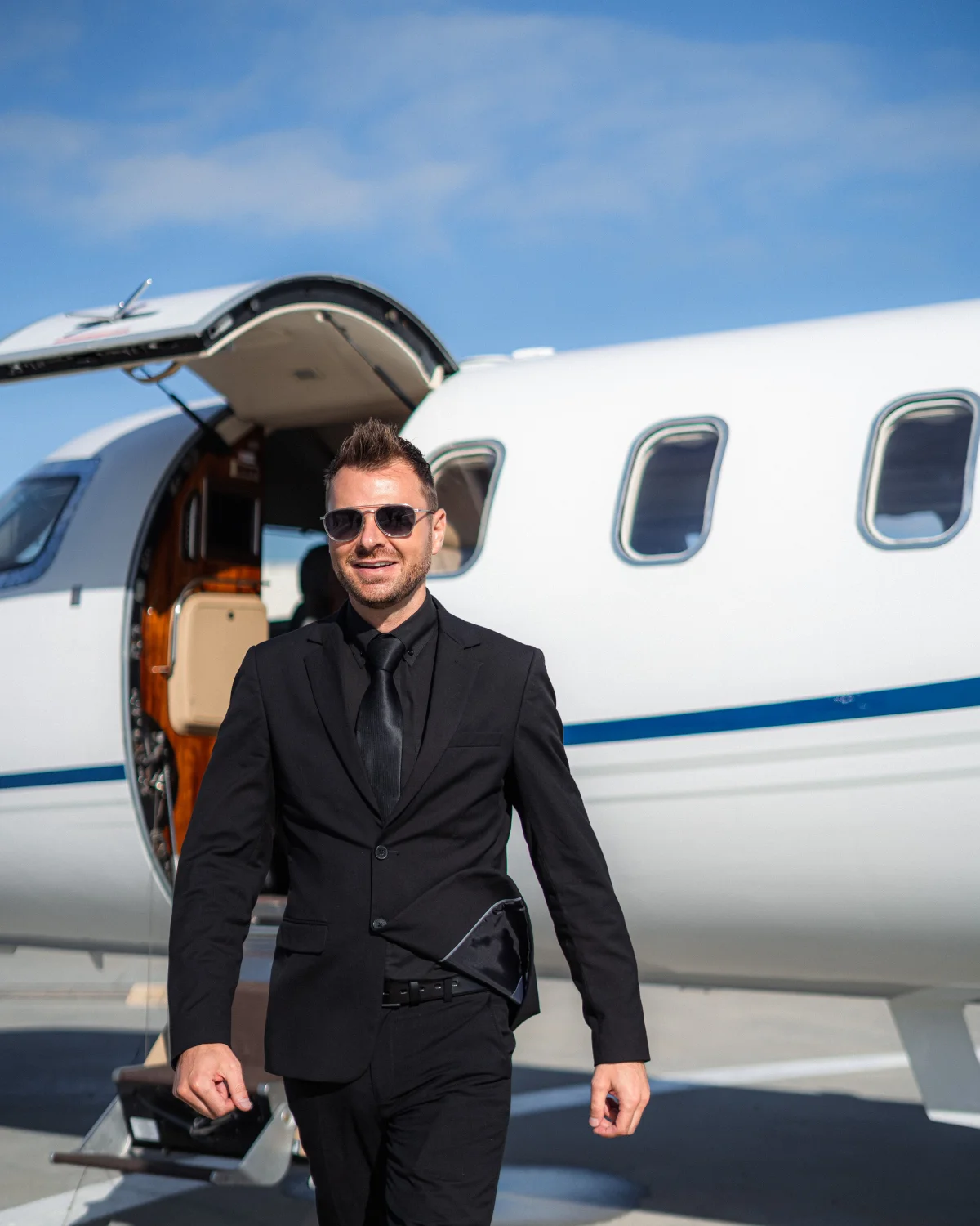 agent de sécurité événementiel se trouvant devant un avion