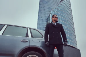 Agent positionné devant une voiture