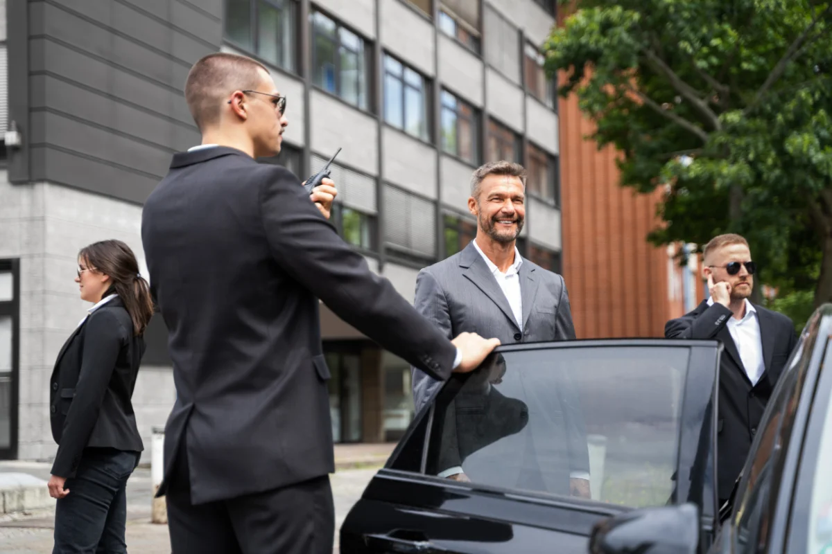 Agent communicant avec un talkie walkie et son client
